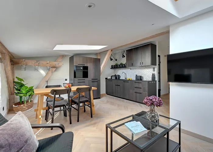Modern Attic - Cozy Top Floor By Lion s